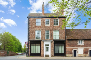 Bootham Court Grade II duplex apartment with free parking & Wi-Fi - sleeps 2-6 people